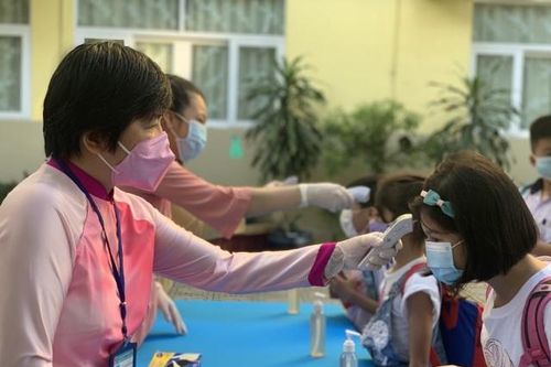 Học sinh trở lại trường: Siết chặt phòng dịch, tăng tốc dạy học