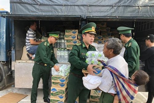 Ân tình người lính Biên phòng trong mưa lũ