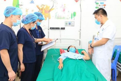25 y, bác sĩ và người nhà cho 6 lít máu để cứu sản phụ
