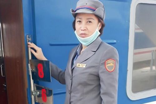 Nữ nhân viên đường sắt trả lại hàng chục triệu đồng cho người đánh rơi