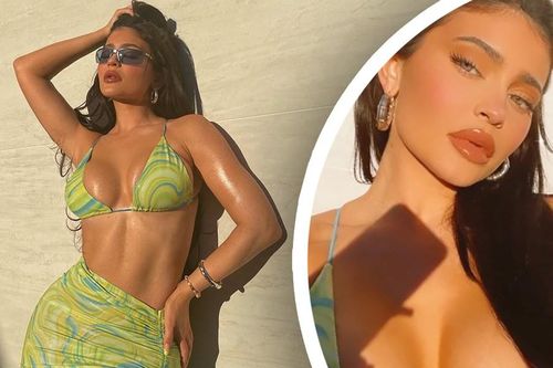 Nữ tỷ phú Kylie Jenner khoe đường cong 'rực lửa' với bikini