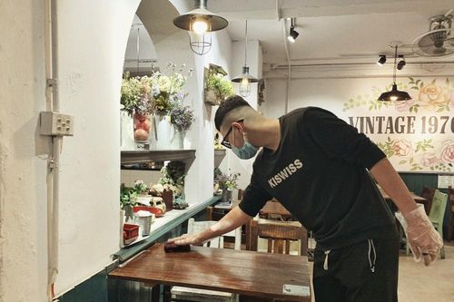 Hàng quán Thủ đô đông khách ngay ngày đầu mở cửa trở lại