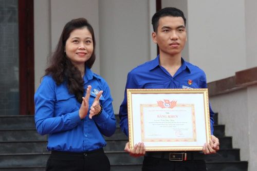 Tặng Bằng khen cho chàng trai dũng cảm lao ra biển cứu sống 3 học sinh