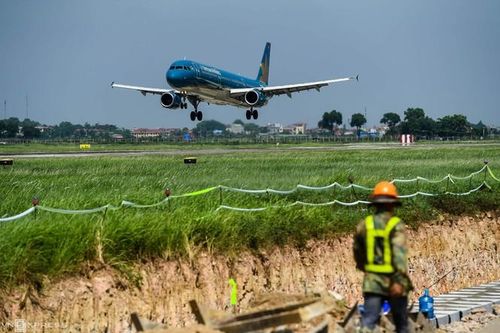 Bộ GTVT yêu cầu đánh giá năng lực nhà thầu sửa sân bay Nội Bài và Tân Sơn Nhất
