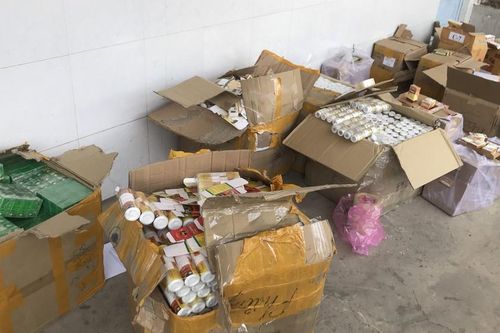 Thu giữ hơn 4.000 hộp thuốc tân dược 'không ai nhận'
