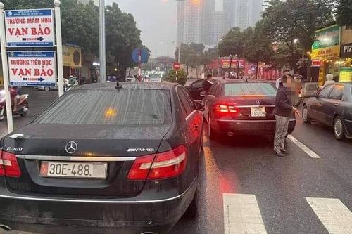 CSGT tạm giữ hai xe Mercedes cùng chung một biển số ở Hà Nội