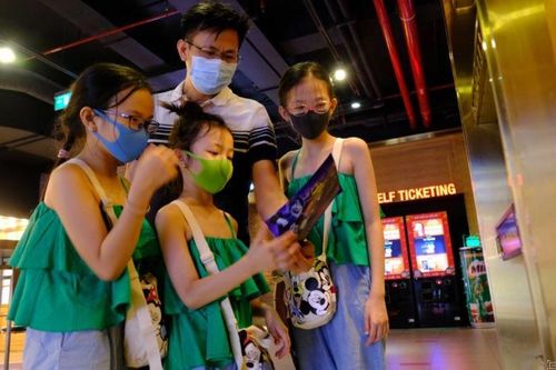 Người dân xếp hàng mua vé khi các cụm rạp tại TP.HCM hoạt động trở lại
