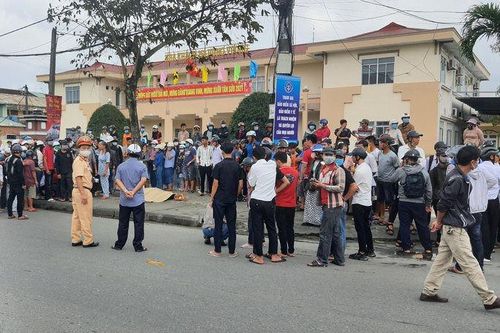 Tự tông vào vỉa hè, 2 thanh niên văng khỏi xe máy thương vong