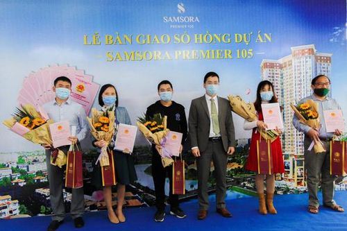 Chủ đầu tư Samsora Premier 105 trao sổ hồng cho cư dân