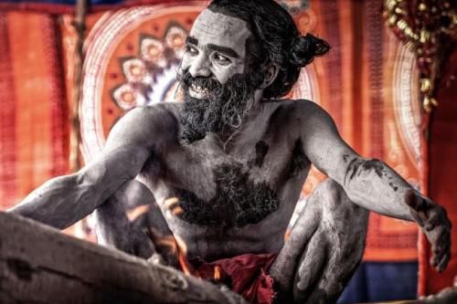 Thế giới u ám ở nơi người sống nhìn thấy người chết mỗi ngày
