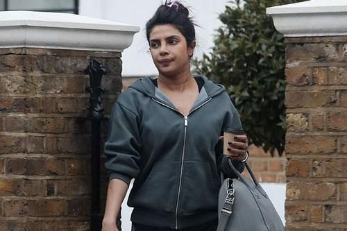 Hoa hậu Thế giới Priyanka Chopra mặc xuề xòa, mặt mộc khác lạ đến không nhận ra