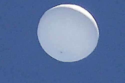 UFO bí ẩn xuất hiện trên bầu trời, chính phủ Nhật lập tức điều trực thăng ra theo dõi
