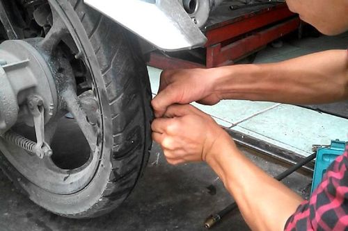 Những lưu ý khi sử dụng xe máy lốp không săm