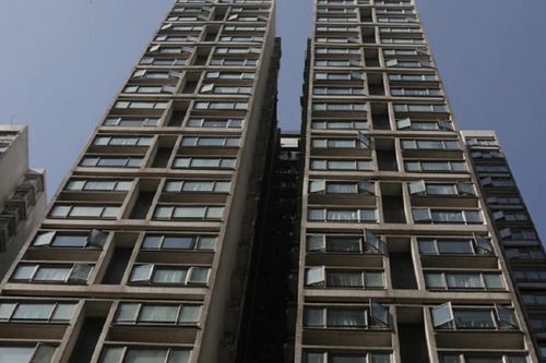Bé trai 9 tuổi rơi khỏi cửa sổ chung cư tầng 15 tử vong ở Hong Kong