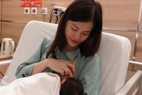 Đông Nhi đăng ảnh kéo áo cho con bú trong phòng phụ sản- khoảnh khắc thật đẹp của người mẹ