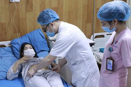Thai phụ vỡ thai ngoài tử cung nhưng phòng khám tư chẩn đoán nhầm