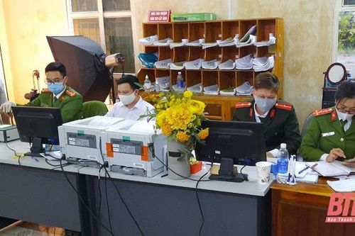 Công an huyện Bá Thước làm thủ tục cấp thẻ căn cước công dân không quản ngày đêm