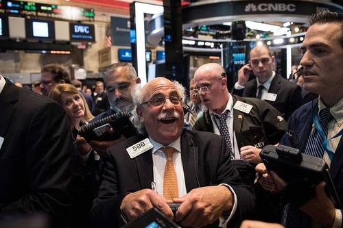 Chứng khoán Mỹ bùng nổ, S&P 500 tăng mạnh nhất 8 tháng