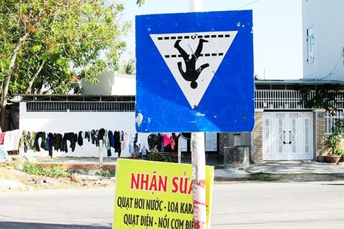 Biển báo giao thông bị lộn ngược