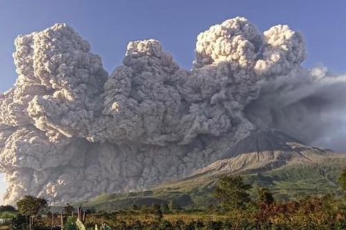 Núi lửa Sinabung ở Indonesia bất ngờ phun tro bụi dữ dội