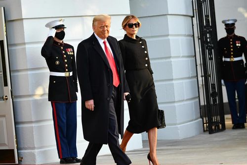 Vợ chồng Trump tiêm vaccine COVID-19 trước khi rời Nhà Trắng