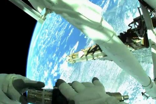 Phi hành gia lắp khung đỡ trên Trạm vũ trụ quốc tế ISS