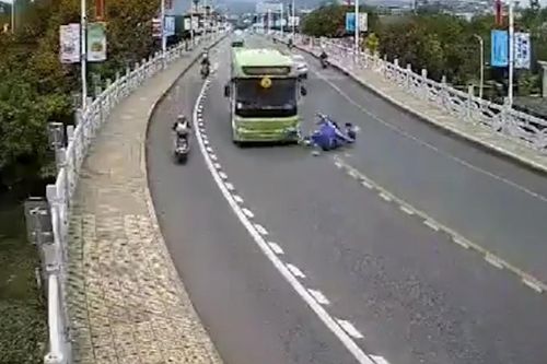 Xe máy trượt dài, lao vào đầu xe buýt ngược chiều