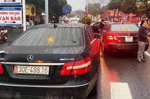 Tạm giữ 2 xe Mercedes cùng biển kiểm soát