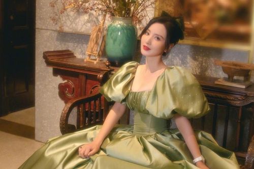 Mặc váy siêu bó khoe eo ở Đêm hội Weibo, Hoa hậu Hoàn vũ Trung Quốc phải nhập viện