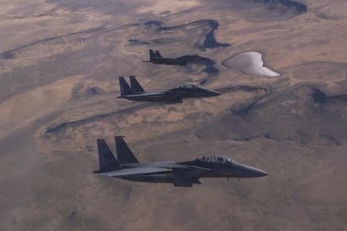 'Đại bàng bất bại' F-15E phô diễn kỹ thuật chao lượn đỉnh cao trên bầu trời