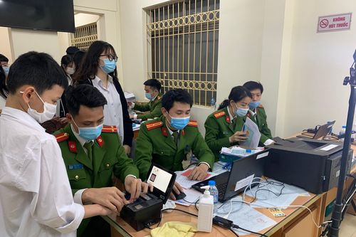 Xúc động hình ảnh lực lượng Công an ngày đêm cấp căn cước gắn chíp cho nhân dân