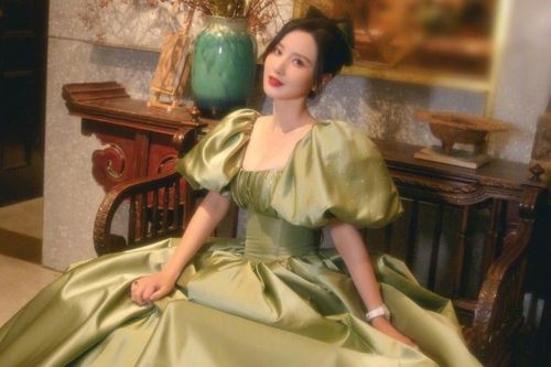 Nữ diễn viên Trung Quốc nhập viện vì mặc váy bó sát