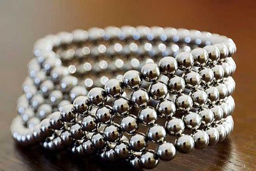 Bé trai bị thủng ruột vì nuốt 10 viên bi nam châm