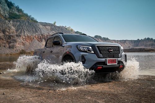 Nissan Navara 2021 - ngoại hình đẹp hơn, nội thất chưa xứng tầm
