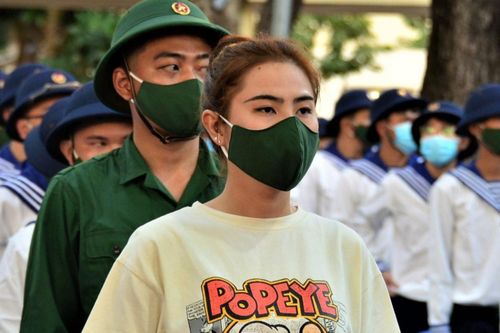 Hai nữ tân binh ở TP.HCM lên đường nhập ngũ