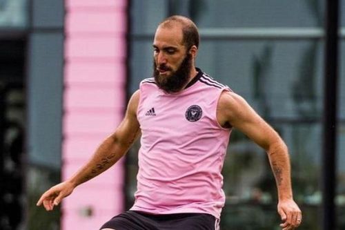 Vẻ ngoài khác lạ của Higuain