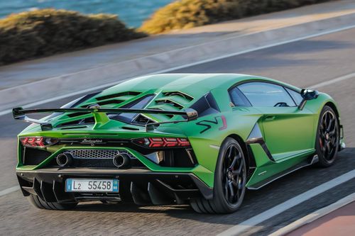 Lamborghini Aventador SVJ gặp lỗi bung nắp động cơ khi chạy
