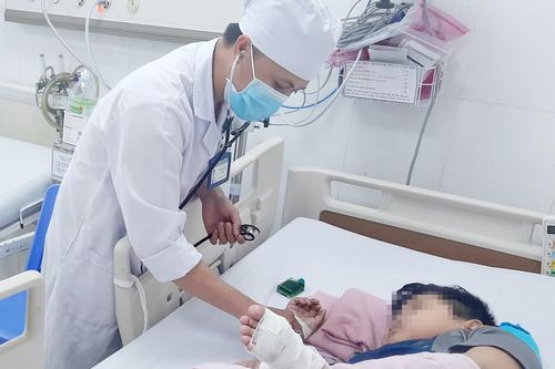 Cứu bé trai mắc bệnh đau đỏ chi