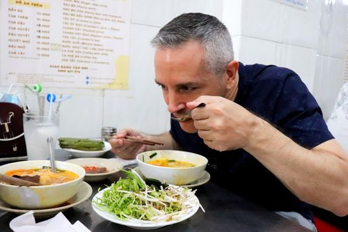 Gánh bún riêu hút khách Tây ở TP.HCM