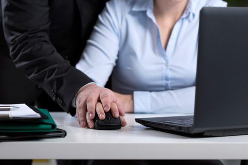 Phụ nữ chức vụ cao cũng là nạn nhân quấy rối tình dục