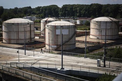 Lo ngại OPEC+ sắp đảo ngược thỏa thuận giảm cung, giá dầu Mỹ mất mốc 60 USD/thùng