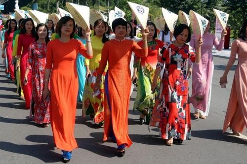 Tuần lễ Áo dài 2021: Tôn vinh tà áo dài Việt Nam