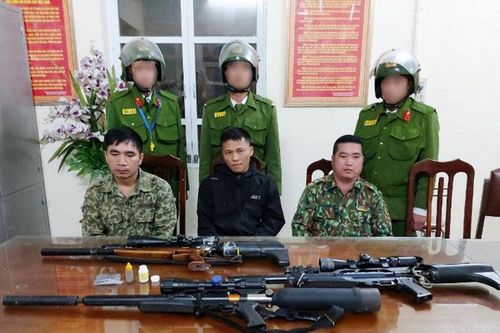 Bắt quả tang ba đối tượng tàng trữ, sử dụng trái phép vũ khí