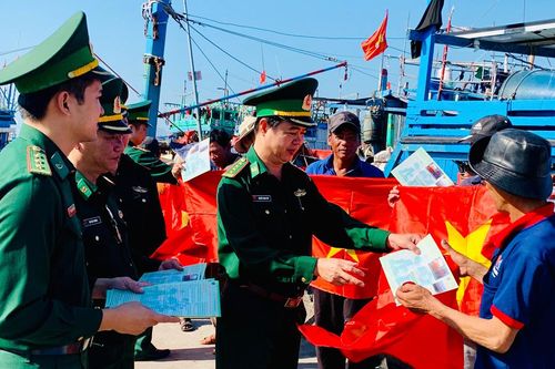 KỶ NIÊM 32 NĂM NGÀY BIÊN PHÒNG TOÀN DÂN VÀ 62 NĂM NGÀY TRUYỀN THỐNG BĐBP: - Phát huy vai trò nòng cốt trong thực hiện 'Ngày Biên phòng toàn dân'