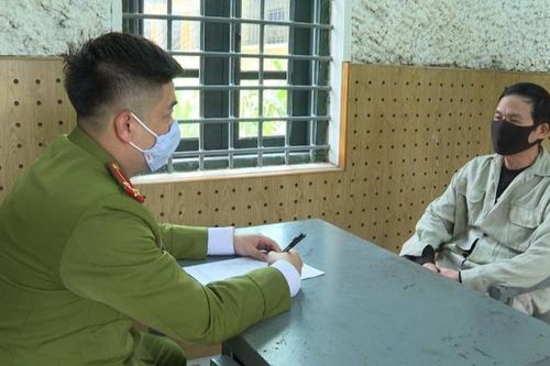 Khởi tố người đàn ông đi xe máy biển 9999 đánh CSGT