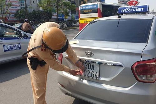 Xài 'thủ thuật' tránh phạt nguội: Lái xe đối mặt mức án nào?