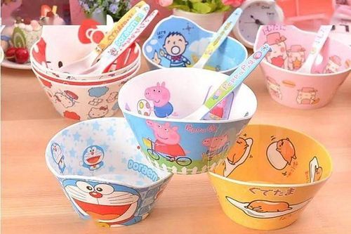 Dùng bát nhựa họa tiết, trẻ 'ăn' hóa chất nguy hiểm khôn lường