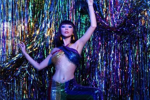 'Nhức mắt' với mốt áo cổ yếm chữ X khoe chân ngực cực nóng bỏng
