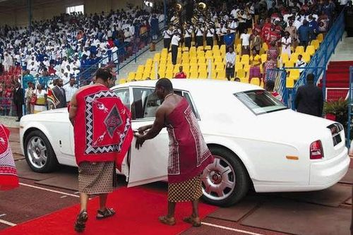 Choáng ngợp thú chơi đốt tiền của vị vua mua 19 chiếc Rolls Royces tặng vợ