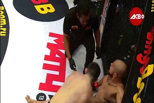 Nhà vô địch MMA tung cước đá đối thủ gãy chân tại sàn đấu